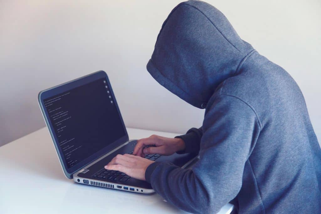 Article sécurité, fraudes et limites de risque - Un pirate Un pirate informatique qui tente de manipuler l’accès au compte bancaire d’une entreprise