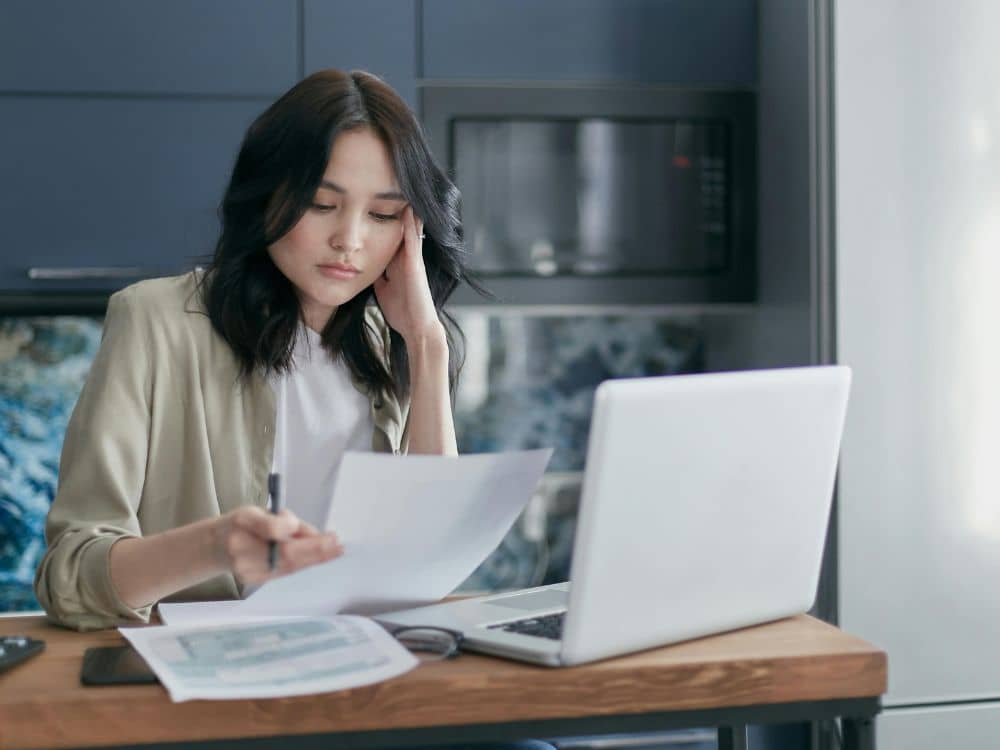 Article SSN ou ITIN - Une entrepreneure pensive en lisant un document