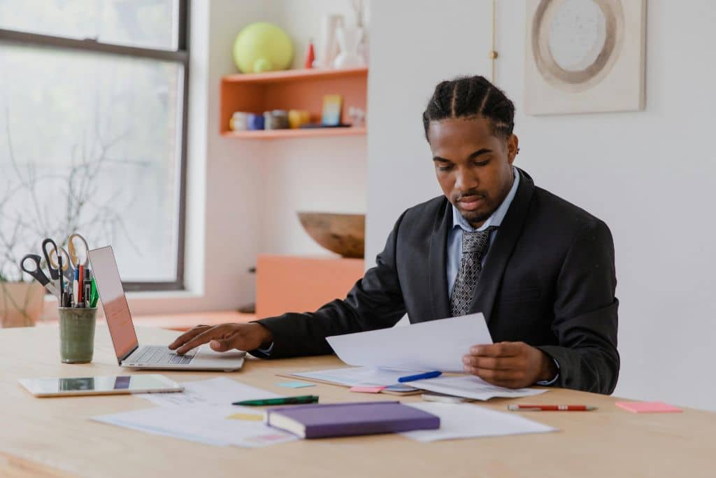 Article SSN ou ITIN - Un entrepreneur assis dans son bureau examine attentivement un formulaire