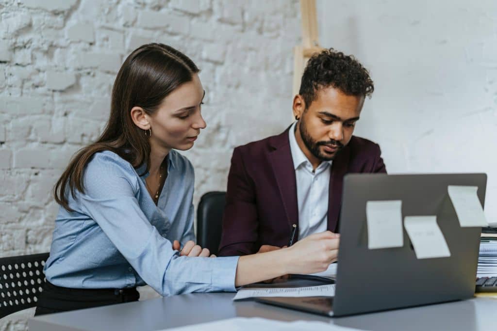 Article SSN ou ITIN - Deux associés concentrés examinent attentivement un dossier