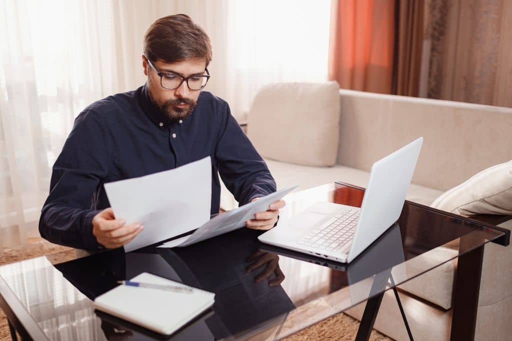 Article Système bancaire américain - Un entrepreneur analyse des documents pour la création de compte bancaire US