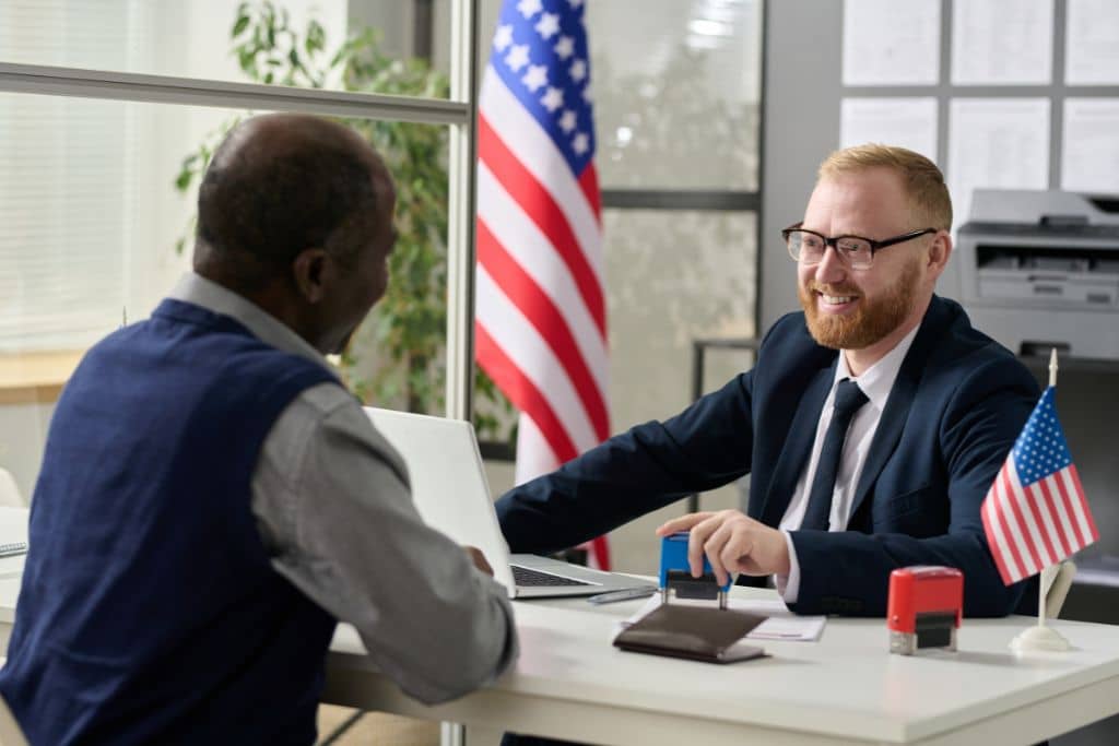 Article Système bancaire américain - Un consultant explique attentivement les documents bancaires à son client