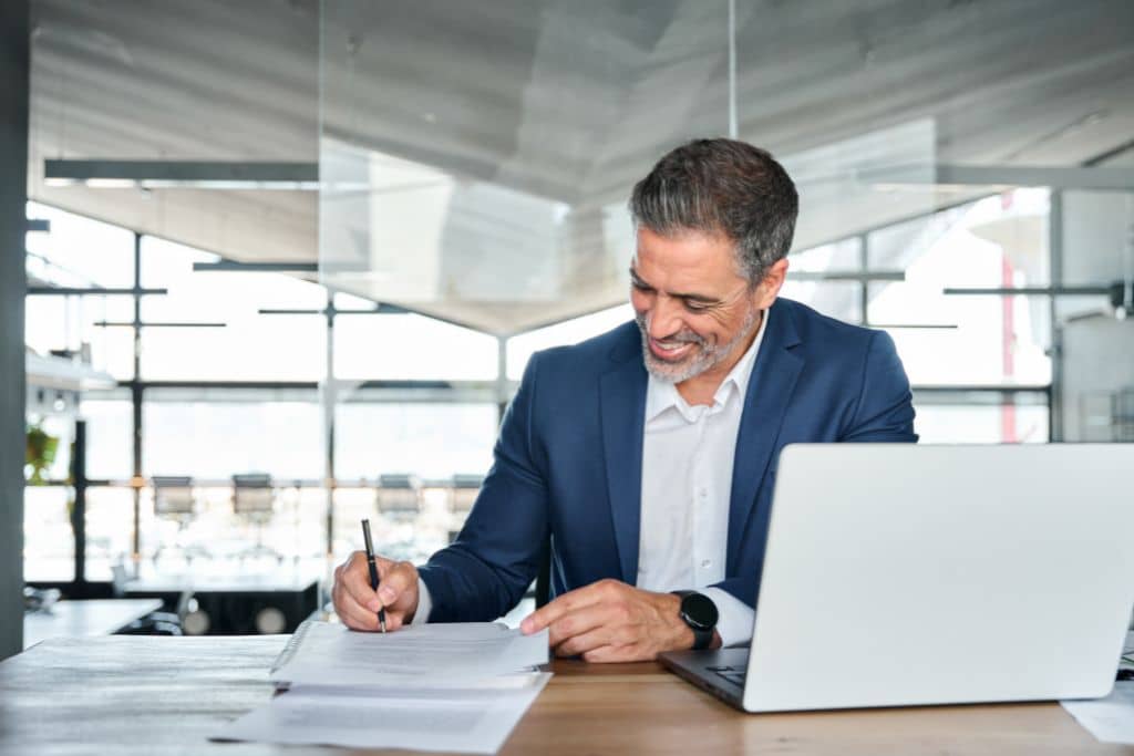 Article Système bancaire américain - Un entrepreneur signe des documents bancaires