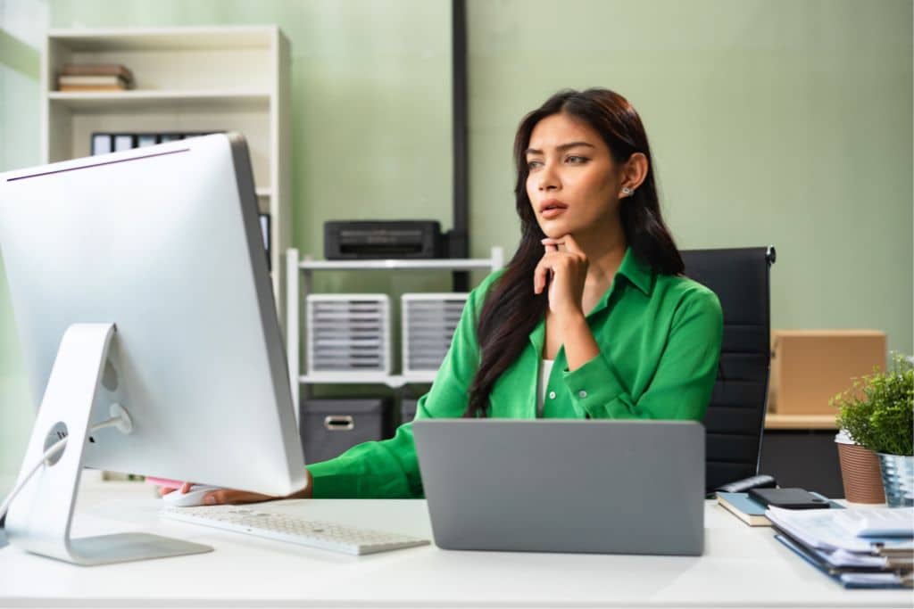 Article virements internationaux et change - Une entrepreneure concentré devant son ordinateur au bureau