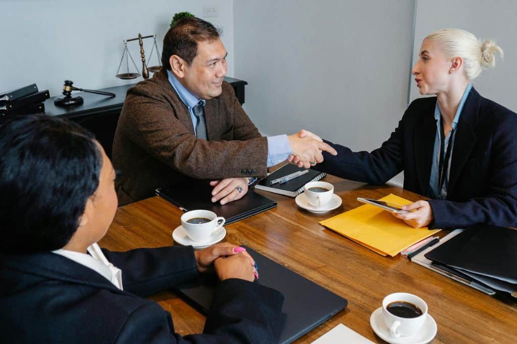 Un entrepreneur obtient son visa e2 pour développer son entreprise aux États-Unis.