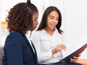 Deux femmes entrepreneures font un choix entre wyoming vs delaware pour établir leur LLC