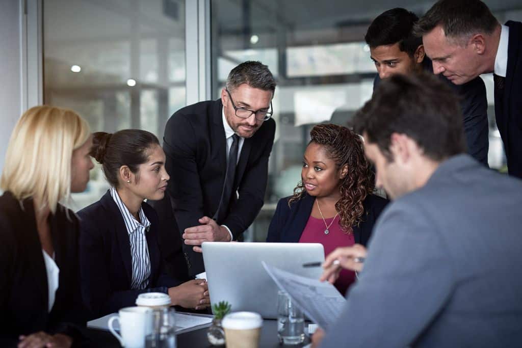 Réunion d'associés concernant le choix entre wyoming vs delaware pour établir une LLC