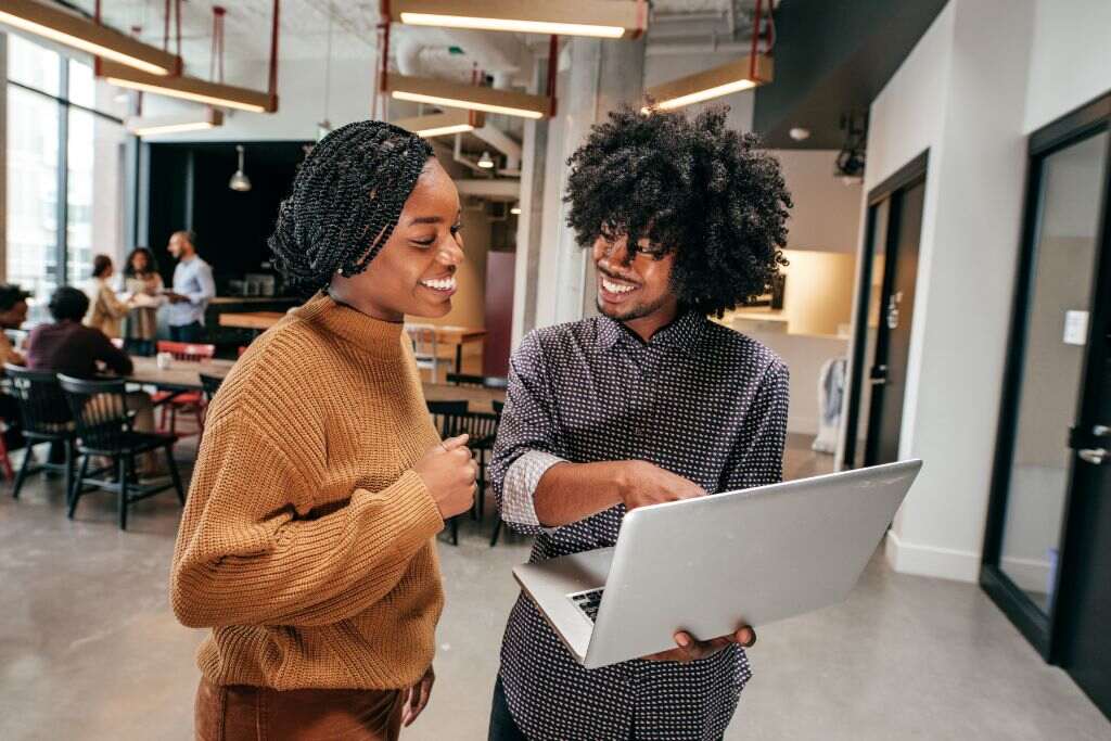 Deux entrepreneurs non-résidents font un choix entre wyoming vs delaware pour établir leur LLC